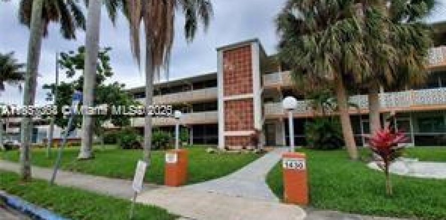 Apartment in North Miami Beach, Florida 1 bedroom, 74.32 sq.m. № 1881679