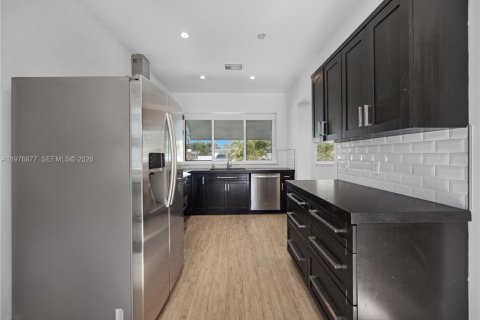 Villa ou maison à vendre à West Miami, Floride: 3 chambres, 144.46 m2 № 2041536 - photo 12