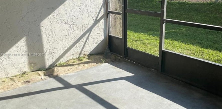 Condo in North Lauderdale, Florida, 2 bedrooms  № 1864978