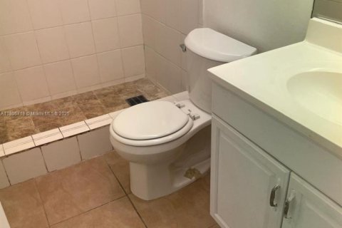 Condo in North Lauderdale, Florida, 2 bedrooms  № 1864978 - photo 2