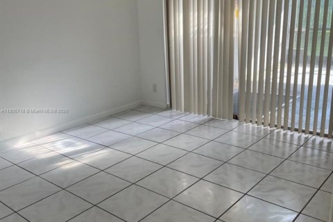 Condo in North Lauderdale, Florida, 2 bedrooms  № 1864978 - photo 10