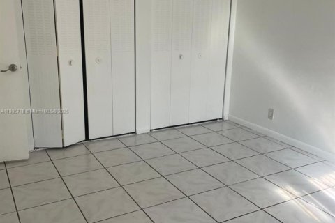 Condo in North Lauderdale, Florida, 2 bedrooms  № 1864978 - photo 11