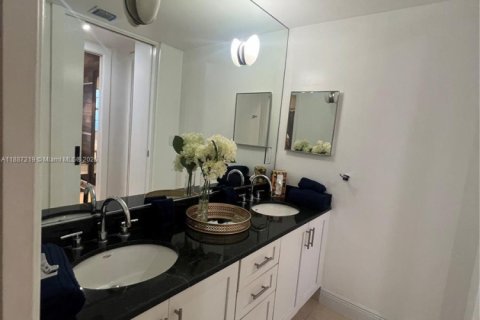 House in Miami Beach, Florida 2 bedrooms, 87.61 sq.m. № 1944079 - photo 26