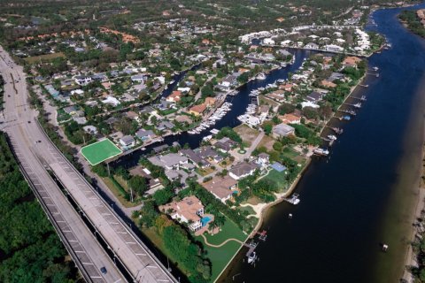House in Palm Beach Gardens, Florida 5 bedrooms, 398.92 sq.m. № 816040 - photo 1