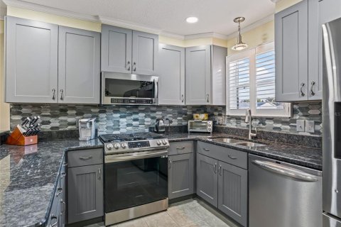 House in The Villages, Florida 2 bedrooms, 102.19 sq.m. № 2093100 - photo 6