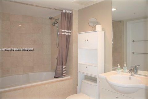 Condominio en venta en Hallandale Beach, Florida, 1 dormitorio, 80.92 m2 № 1408337 - foto 15