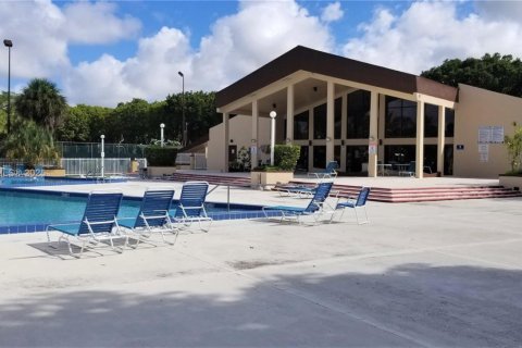 Condo in Miami, Florida, 2 bedrooms  № 1941427 - photo 1