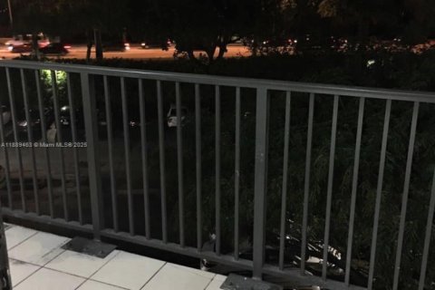 Condo in Miami, Florida, 2 bedrooms  № 1941427 - photo 17