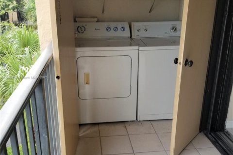 Condo in Miami, Florida, 2 bedrooms  № 1941427 - photo 9