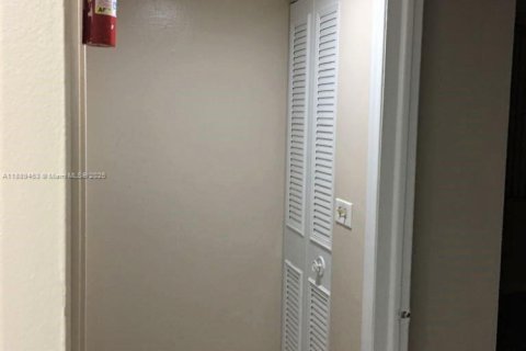 Condo in Miami, Florida, 2 bedrooms  № 1941427 - photo 15