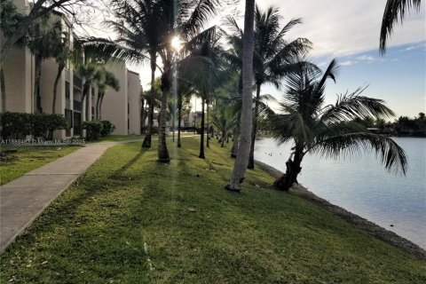 Condo in Miami, Florida, 2 bedrooms  № 1941427 - photo 26