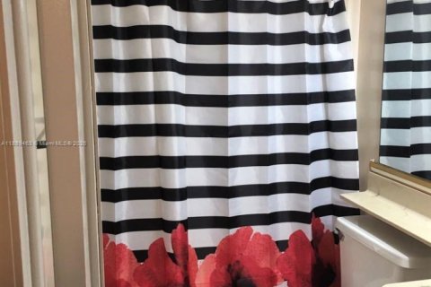 Condo in Miami, Florida, 2 bedrooms  № 1941427 - photo 10