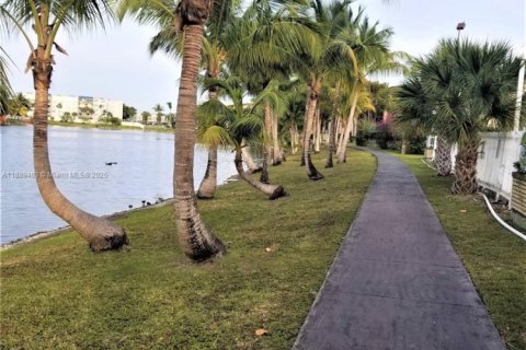 Condo in Miami, Florida, 2 bedrooms  № 1941427 - photo 25