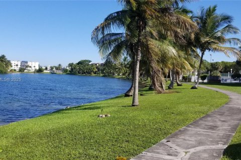 Condo in Miami, Florida, 2 bedrooms  № 1941427 - photo 20