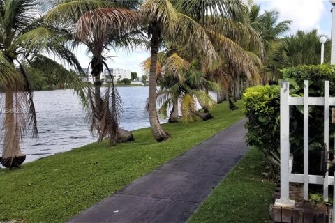 Condo in Miami, Florida, 2 bedrooms  № 1941427 - photo 22