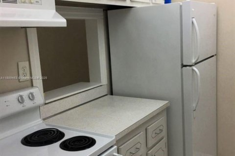 Condo in Miami, Florida, 2 bedrooms  № 1941427 - photo 6