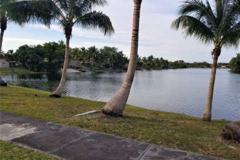 Condo in Miami, Florida, 2 bedrooms  № 1941427 - photo 27