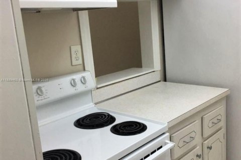 Condo in Miami, Florida, 2 bedrooms  № 1941427 - photo 5