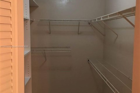 Condo in Miami, Florida, 2 bedrooms  № 1941427 - photo 16