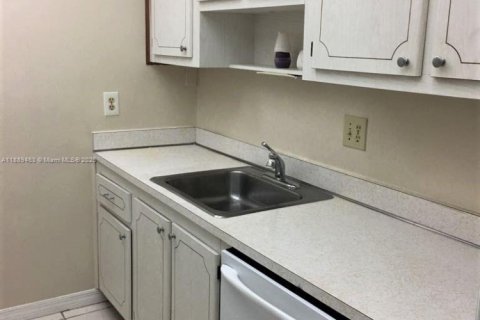 Condo in Miami, Florida, 2 bedrooms  № 1941427 - photo 4