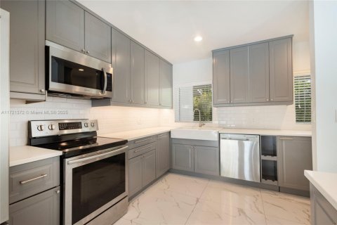 House in Palmetto Bay, Florida 3 bedrooms, 199 sq.m. № 1811231 - photo 16