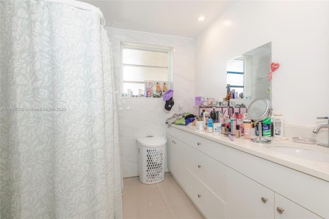 Casa en venta en Miami, Florida, 6 dormitorios, 366.96 m2 № 1775260 - foto 26