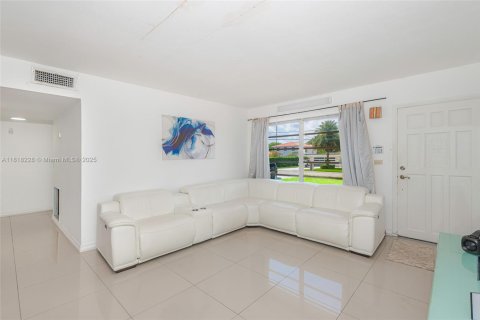 Casa en venta en Miami, Florida, 6 dormitorios, 366.96 m2 № 1775260 - foto 7
