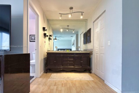 Townhouse in Miami, Florida 3 bedrooms, 163.04 sq.m. № 1968078 - photo 27