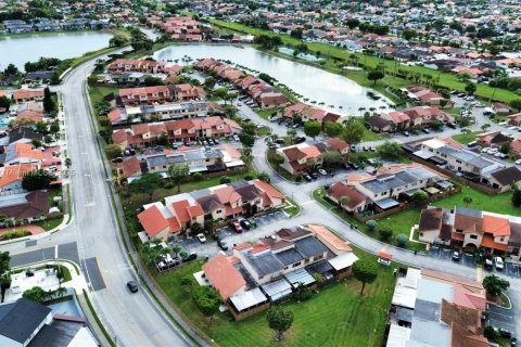 Townhouse in Miami, Florida 3 bedrooms, 163.04 sq.m. № 1968078 - photo 5