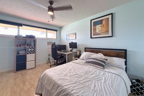 Townhouse in Miami, Florida 3 bedrooms, 163.04 sq.m. № 1968078 - photo 19