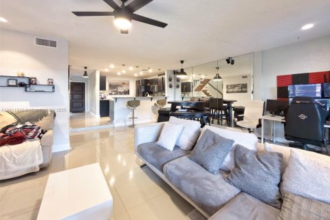 Townhouse in Miami, Florida 3 bedrooms, 163.04 sq.m. № 1968078 - photo 11