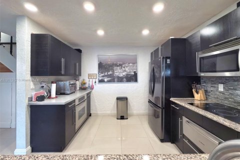 Townhouse in Miami, Florida 3 bedrooms, 163.04 sq.m. № 1968078 - photo 10