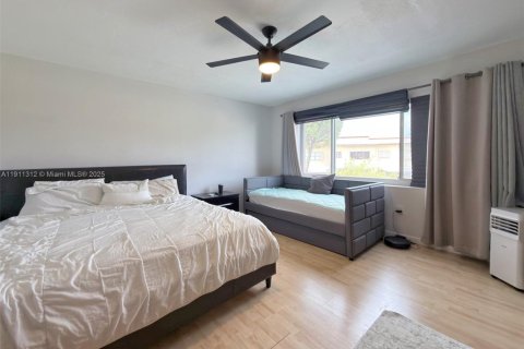 Townhouse in Miami, Florida 3 bedrooms, 163.04 sq.m. № 1968078 - photo 23