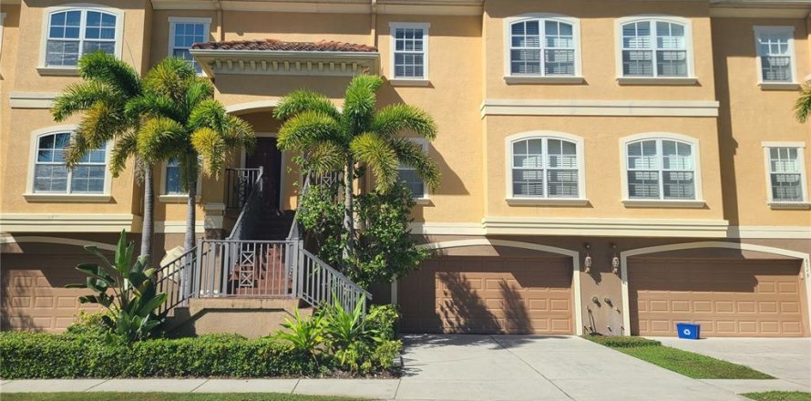 Adosado en New Port Richey, Florida 3 dormitorios, 197.14 m2 № 2429346
