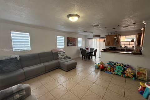House in West Park, Florida 3 bedrooms, 93.65 sq.m. № 1814167 - photo 10