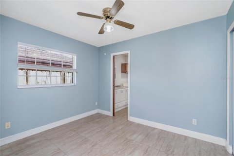 Villa ou maison à vendre à Tampa, Floride: 2 chambres, 101.82 m2 № 2351868 - photo 12