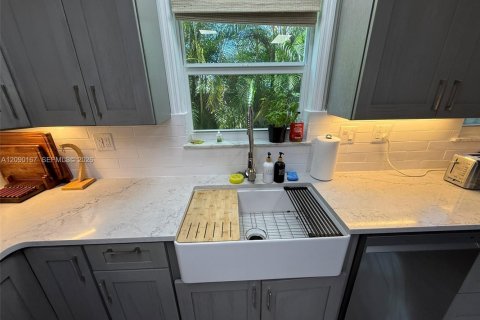 Condo in Stuart, Florida, 2 bedrooms  № 2392060 - photo 10