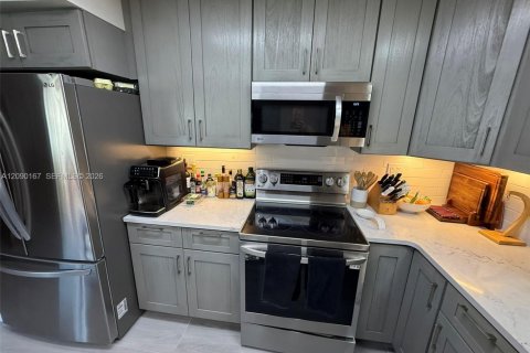 Condo in Stuart, Florida, 2 bedrooms  № 2392060 - photo 9