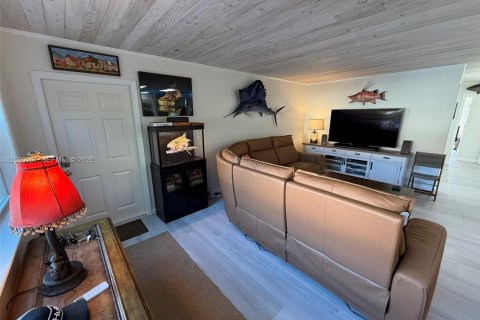 Condo in Stuart, Florida, 2 bedrooms  № 2392060 - photo 11