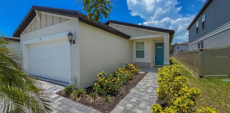 House in Nokomis, Florida 4 bedrooms, 156.73 sq.m. № 2204655