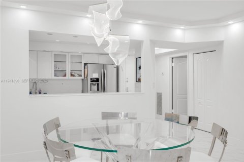 Copropriété à vendre à Surfside, Floride: 2 chambres, 140.28 m2 № 2152749 - photo 6