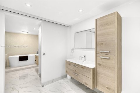 Copropriété à vendre à Surfside, Floride: 2 chambres, 140.28 m2 № 2152749 - photo 22