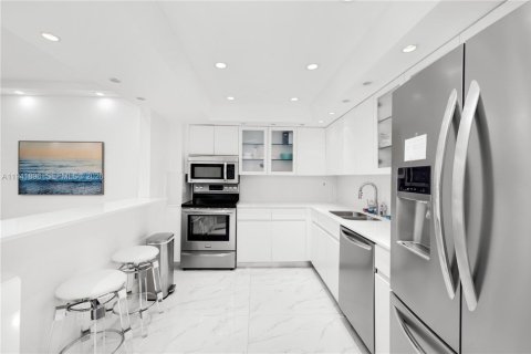 Copropriété à vendre à Surfside, Floride: 2 chambres, 140.28 m2 № 2152749 - photo 3