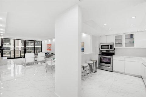 Copropriété à vendre à Surfside, Floride: 2 chambres, 140.28 m2 № 2152749 - photo 2