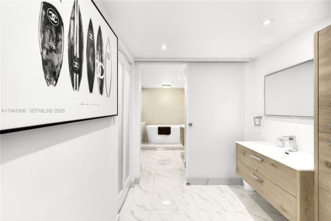 Copropriété à vendre à Surfside, Floride: 2 chambres, 140.28 m2 № 2152749 - photo 21