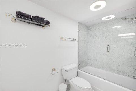 Copropriété à vendre à Surfside, Floride: 2 chambres, 140.28 m2 № 2152749 - photo 30