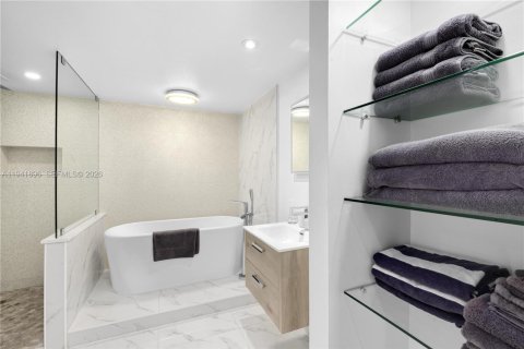 Copropriété à vendre à Surfside, Floride: 2 chambres, 140.28 m2 № 2152749 - photo 23