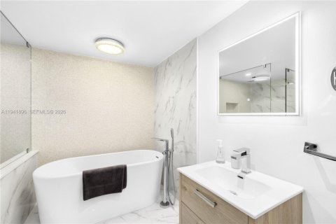 Copropriété à vendre à Surfside, Floride: 2 chambres, 140.28 m2 № 2152749 - photo 24