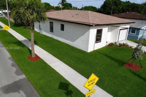 Villa ou maison à vendre à Fort Lauderdale, Floride: 3 chambres, 182.83 m2 № 2176900 - photo 3