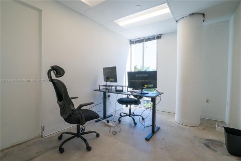 Commercial property in Miami, Florida № 1868249 - photo 9